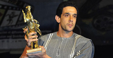 المخرج المغربي هشام عيوش خلال تسلمه جائزة الحصان الذهبي للمهرجان في دورة سنة 2015