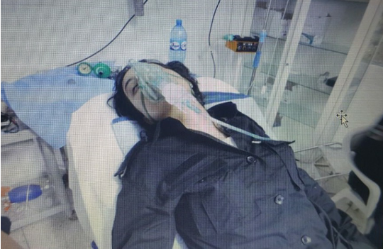 شرطية تتلقى العلاج بعد إصابتها خلال الاحتجاجات