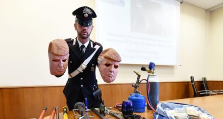 أقنعة اللصوص بحوزة الشرطة