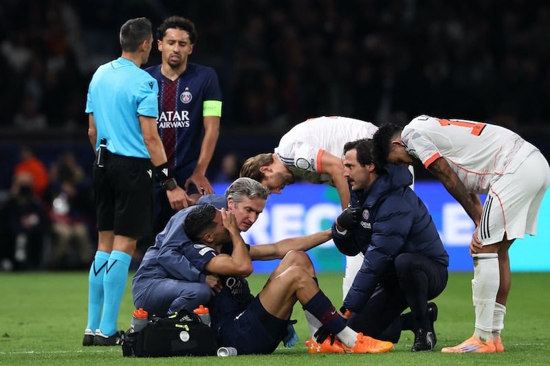 المغاربة يترقبون الحالة الصحية لأشرف حكيمي بعد إصابته القوية