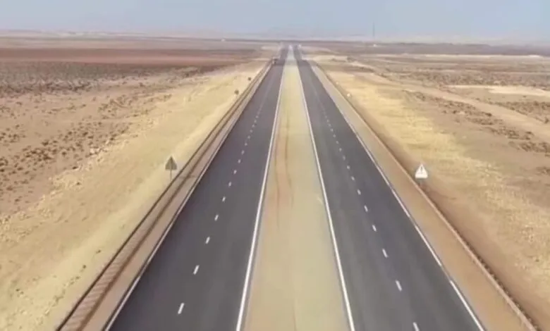 الطريق السريع تيزنيت–الداخلة.. مشروع هيكلي يشكل رافعة استراتيجية لتعزيز الربط الاقتصادي بالأقاليم الجنوبية وإفريقيا